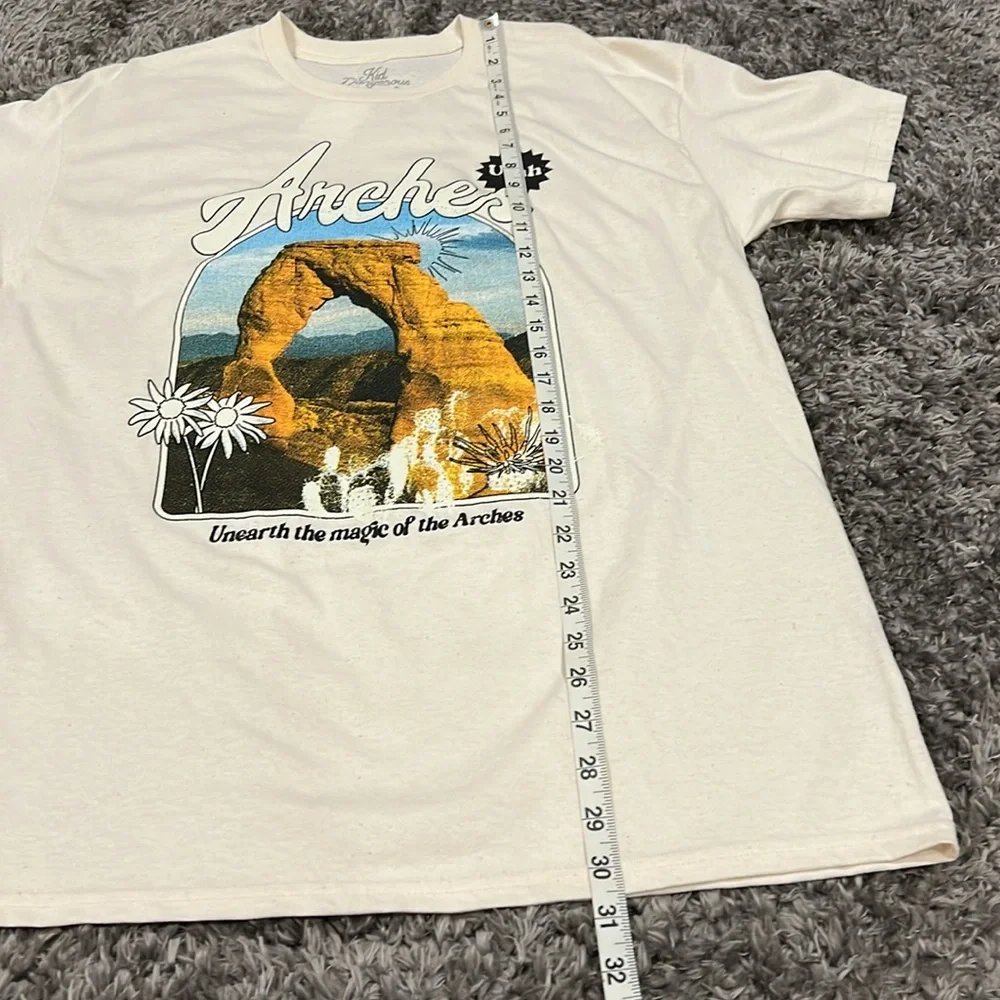 Kid Dangerous | Arches Utah Graphic T-Shirt in Natural Beige size Large NWT - Picture 9 of 10